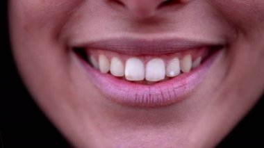 Mutlu kadın dudakları gülümseyen makro. Ayrıntıları kapat. Dişi insan ağzı ve dudakları geniş gülüyor.