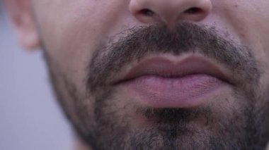 Sakallı Orta Doğulu bir adamın dudaklarının ve ağzının Macro yakın çekimi.