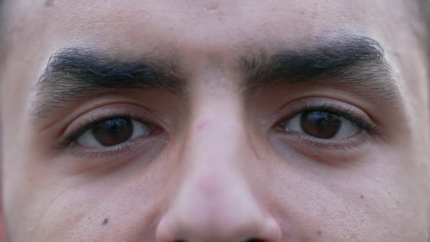 1人の若い中東人のマクロがカメラを見て目を閉じています 男性の顔の詳細 — ストック動画