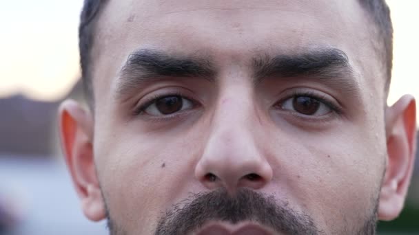 Ένα Πορτραίτο Ανθρώπου Της Μέσης Ανατολής Κοιτάζει Την Κάμερα Σοβαρή — Αρχείο Βίντεο