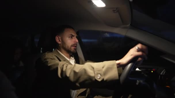 Hombre Estresado Que Conduce Carretera Por Noche Tiene Rabia Carretera — Vídeos de Stock