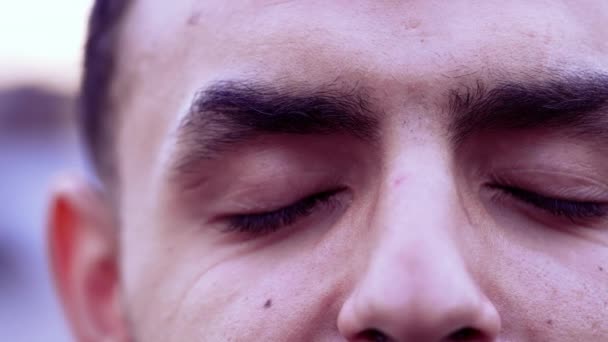 1人の瞑想的な若い男マクロの目を閉じます 男性アラブ人は瞑想で目を閉じて開きます 幸せな安らぎの表現 — ストック動画
