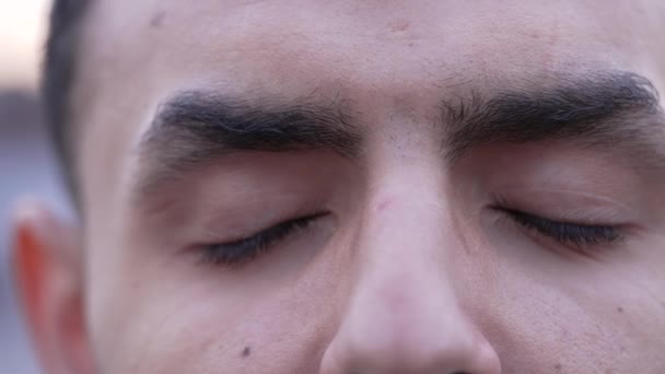 Person Nahöstlicher Abstammung Schließt Meditativ Die Augen Ein Kontemplativer Arabischer — Stockvideo