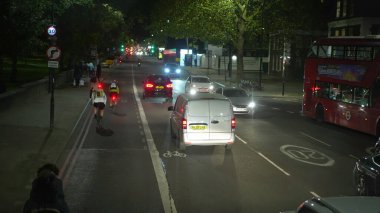 London England Circa Ekim 2022. İngiliz otobüs perspektifi Londra şehri, bisiklet şeridi de otobüsün önünde.