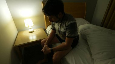 Bir adam gecenin bir yarısı yataktan kalkıyor. Ealy, sabah uyanırsın. Günlük rutine başlayan kişi