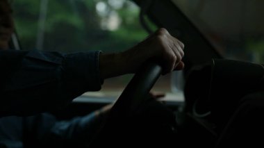 Direksiyon tutan eller direksiyonda. Kıdemli şoför. Yavaş çekim 120fps yolda gidip geliyor