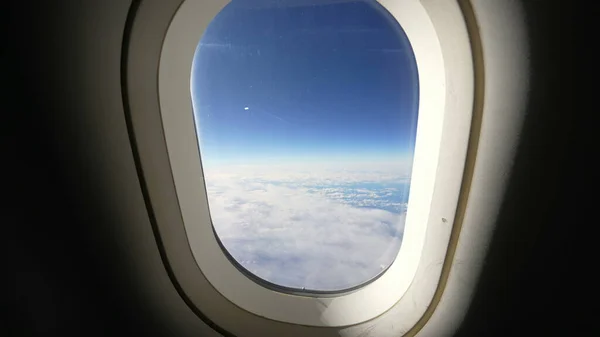 飞机窗上的空气很高 Pov客机俯瞰美丽的蓝天 — 图库照片