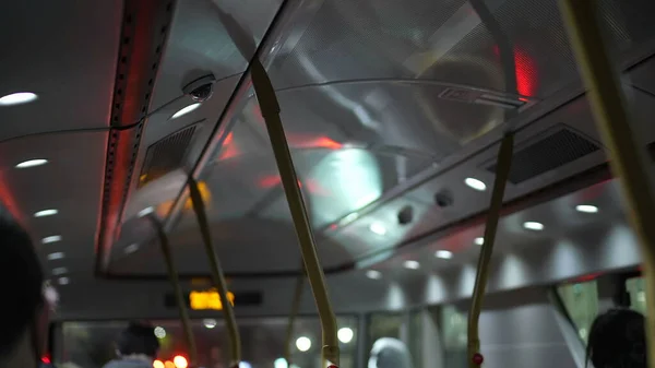 在夜间行驶的公共汽车的后部 在英国公共交通的天花板内 有轻微的反光 乘客坐在巴士内 — 图库照片