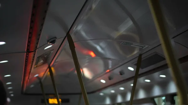 Achterkant Businterieur Nachts Beweging Binnen Brits Openbaar Vervoer Plafond Met — Stockfoto