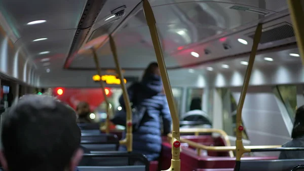 Otobüsün Arkasında Geceleri Işten Işe Gidip Gelen Insanlar Var Akşamları — Stok fotoğraf