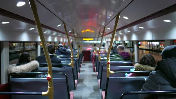 Возвращение Автобуса Пассажирами Ночью Лондоне Традиционный Транспорт Люди Путешествующие После — стоковое фото