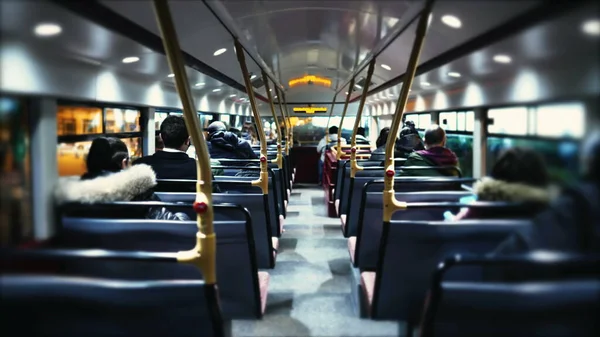 Voltar Ônibus Com Pessoas Que Viajam Trabalho Noite Transporte Público — Fotografia de Stock