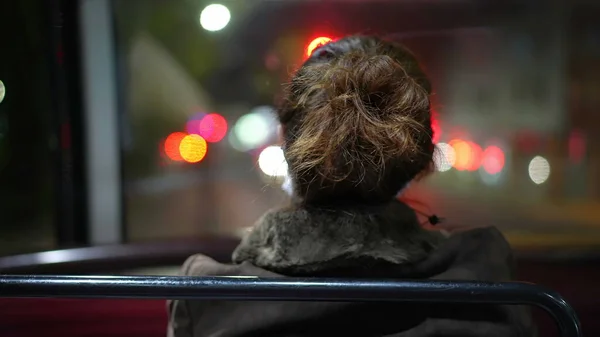 Zadní Sedadlo Ženského Autobusu Noci Práci Cestující Sedí Uvnitř Veřejné — Stock fotografie