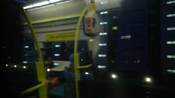 Trenin Hareket Halindeki Bulanık Sanatsal Görüntüsü Şehir Geceleri Pencere Camına — Stok fotoğraf