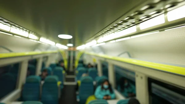 Расплывчатый Снимок Потолка Железнодорожного Транспорта Пассажирами Заднем Плане — стоковое фото