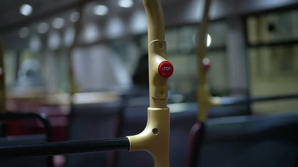 Gece Vakti Ngiliz Otobüs Içindeki Toplu Taşıma Durdurma Düğmesi — Stok fotoğraf