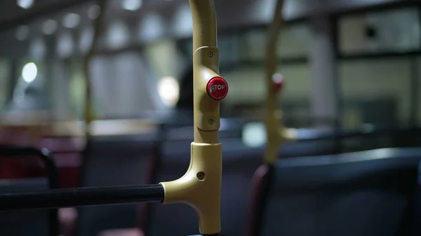 Närbild Stop Knappen Inuti Brittiska Buss Interiör Kollektivtrafik Natten — Stockfoto