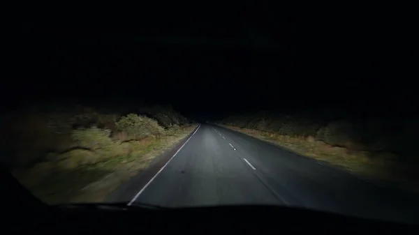 Fahrerperspektive Bei Nacht Dunkeln Person Fährt Auf Leerer Straße Grünen — Stockfoto
