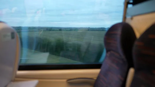 从火车窗口可以看到正在移动的景观 高速交通工具在运动中行驶 空座位 — 图库照片