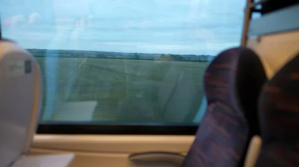 从火车窗口可以看到正在移动的景观 高速交通工具在运动中行驶 空座位 — 图库照片