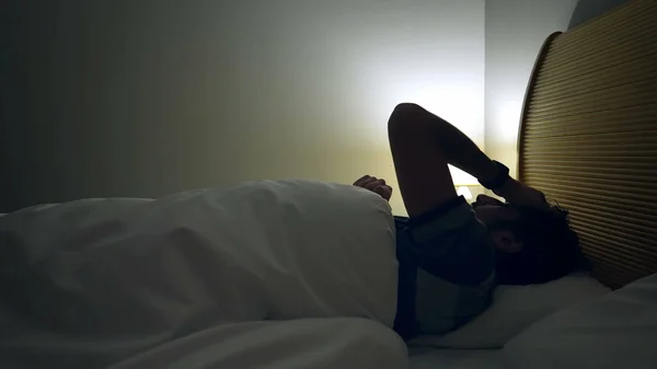 Mann Schaltet Nachttischlampe Ein Und Steigt Aus Dem Bett Person — Stockfoto