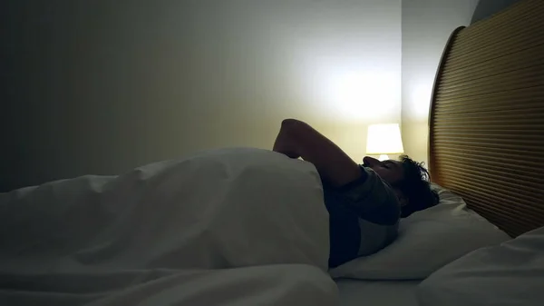 Mann Schaltet Nachttischlampe Ein Und Steigt Aus Dem Bett Person — Stockfoto