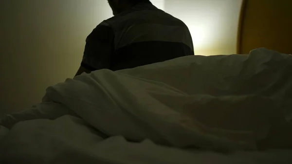 Uomo Che Sveglia Nel Cuore Della Notte Incapace Dormire Persona — Foto Stock