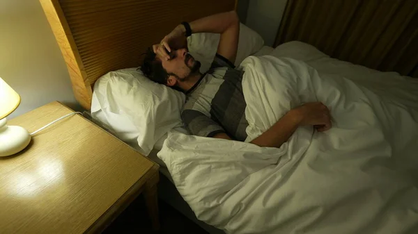 Hombre Despertando Levantándose Cama Medio Noche Despierta Temprano Por Mañana — Foto de Stock