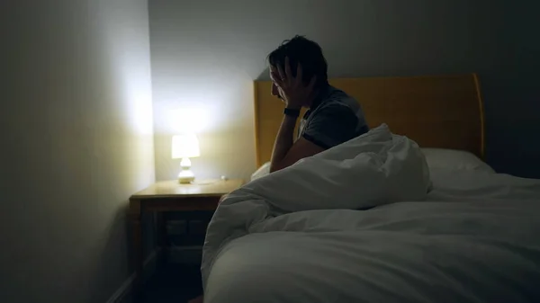 Seorang Pria Bangun Tengah Malam Dan Tidak Bisa Tidur Orang — Stok Foto