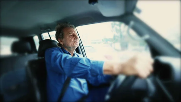 Homem Mais Velho Dirigindo Carro Movimento Sentado Dentro Veículo — Fotografia de Stock