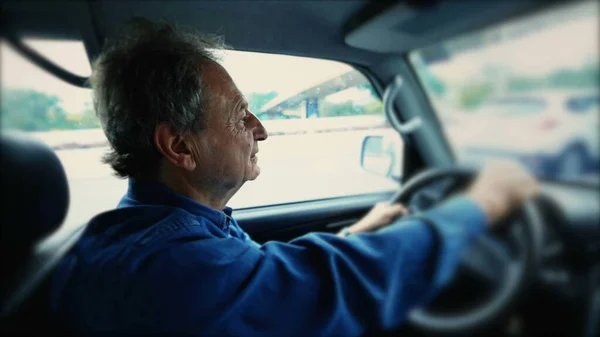 Один Старшеклассник Водит Машину Взрослый Человек Вождение Движущегося Автомобиля Дороге — стоковое фото