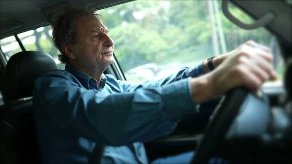 Jeden Starszy Pan Prowadzi Samochód Drodze Profil Starszego Mężczyzny Rasy — Zdjęcie stockowe
