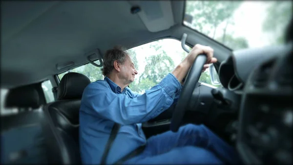Ein Älterer Mann Mit Lenkrad Fährt Der Stadt Während Sich — Stockfoto