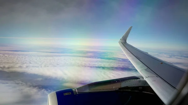 Cestující Pov Létání Komerčním Letadle Modrou Oblohou — Stock fotografie