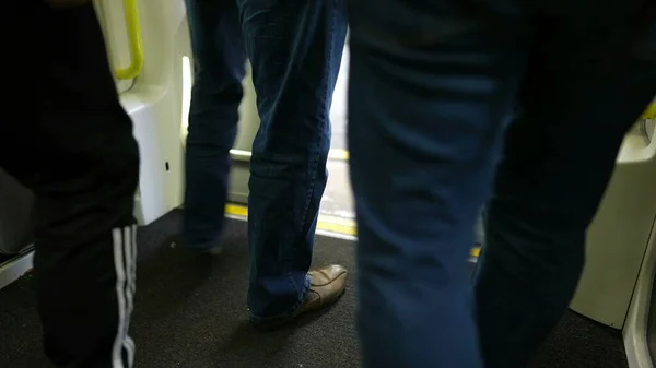 Nsanlar Platformdan Metro Istasyonuna Girip Çıkıyorlar Kalabalık Taşımada Bacakları Kapat — Stok fotoğraf