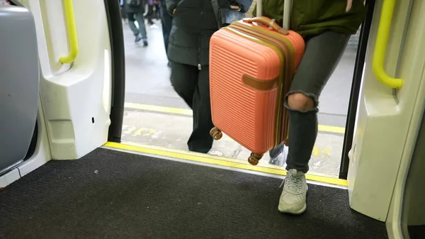Nsanlar Platformdan Metro Istasyonuna Girip Çıkıyorlar Kalabalık Taşımada Bacakları Kapat — Stok fotoğraf