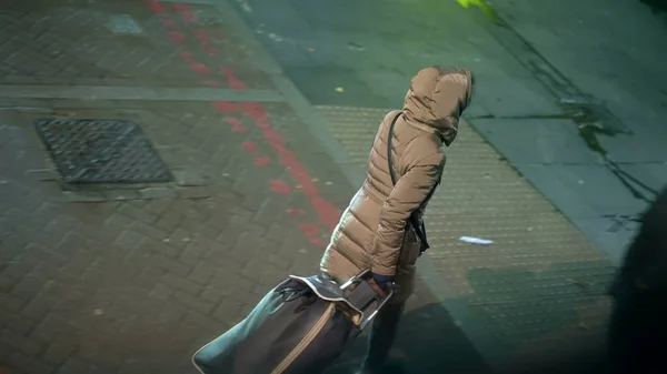 Şehir Kaldırımında Alışveriş Çantası Taşıyan Biri Görülmüş Gece Gündüz Eve — Stok fotoğraf