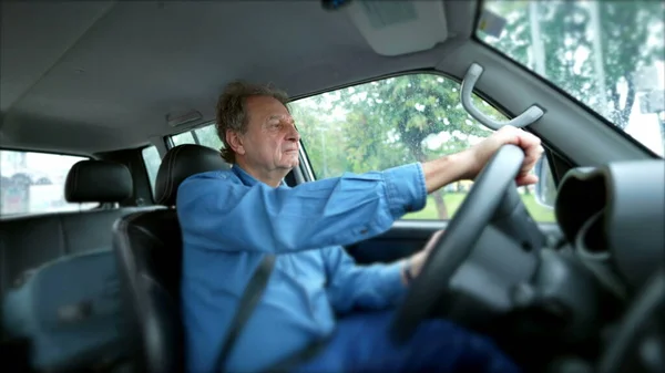 Старший Водитель Машины Путешествующий Дороге Один Пожилой Кавказский Мужчина Водитель — стоковое фото