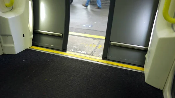 Portas Trem Metrô Fechando Transporte Subterrâneo — Fotografia de Stock