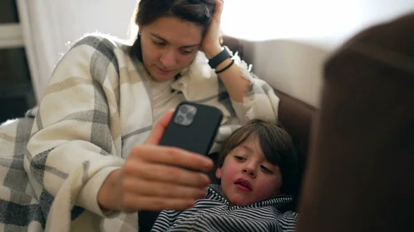Мати Тримає Телефон Дитини Щоб Розмовляти Членом Сім Відеоконференції Момент — стокове фото