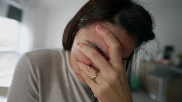 Uma Mulher Ansiosa Que Sofre Problemas Mentais Ansiedade Casa Dentro — Fotografia de Stock