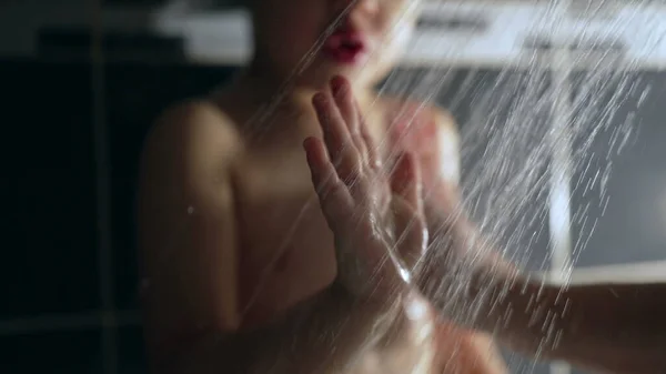 用慢动作给小男孩洗澡 一个高加索男性儿童洗浴例程 — 图库照片