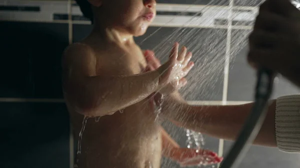 用淋浴器洗洗小孩父母洗澡的小男孩 — 图库照片