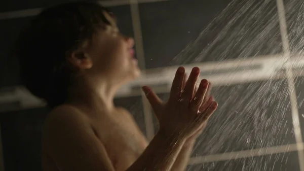 Mosás Boldog Gyermek Zuhanyfejjel Lassított Felvételen Egy Kisfiú Tapsol Éjszaka — Stock Fotó