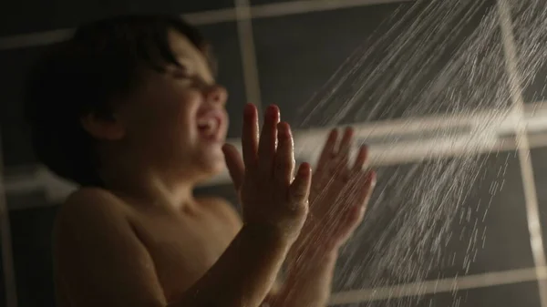 Mosás Boldog Gyermek Zuhanyfejjel Lassított Felvételen Egy Kisfiú Tapsol Éjszaka — Stock Fotó