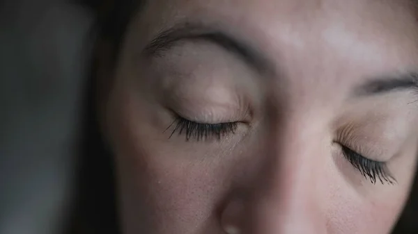 Kadın Kameraya Bakarak Gözlerini Yüzünü Kapatır Yaşlarında Beyaz Bir Kadın — Stok fotoğraf