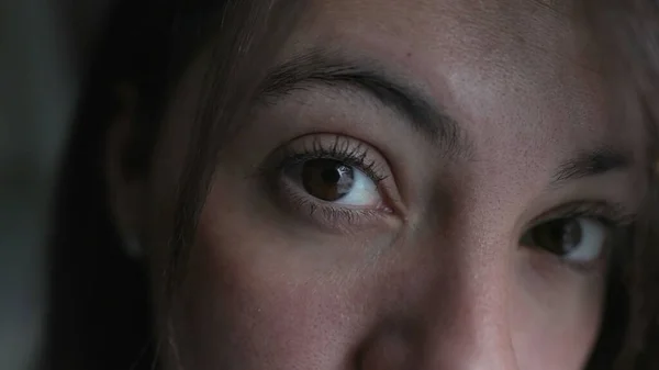 Kobieta Zamyka Oczy Patrzy Kamerę Kobieta Rasy Kaukaskiej Trzydziestce Wpatrująca — Zdjęcie stockowe