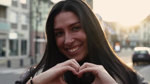 Ευτυχισμένη Νεαρή Γυναίκα Που Δείχνει Αγάπη Σύμβολο Σχήμα Καρδιάς Χέρια — Αρχείο Βίντεο