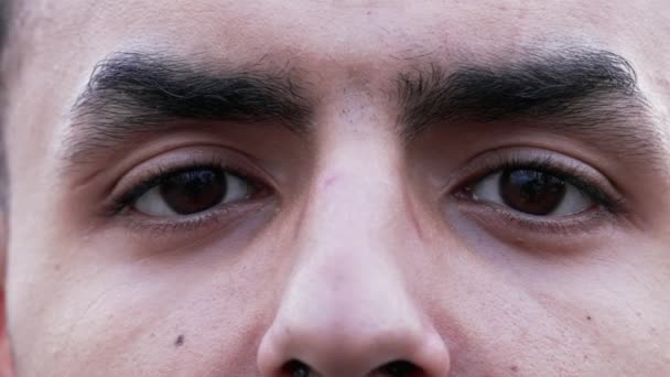 一个阿拉伯人的眼睛盯着站在外面的相机进行了戏剧性的特写 20多岁的中东男性男性的宏观特写镜头 — 图库视频影像