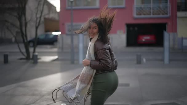 Μια Χαρούμενη Νεαρή Γυναίκα Από Μέση Ανατολή Τρέχει Στο Δρόμο — Αρχείο Βίντεο